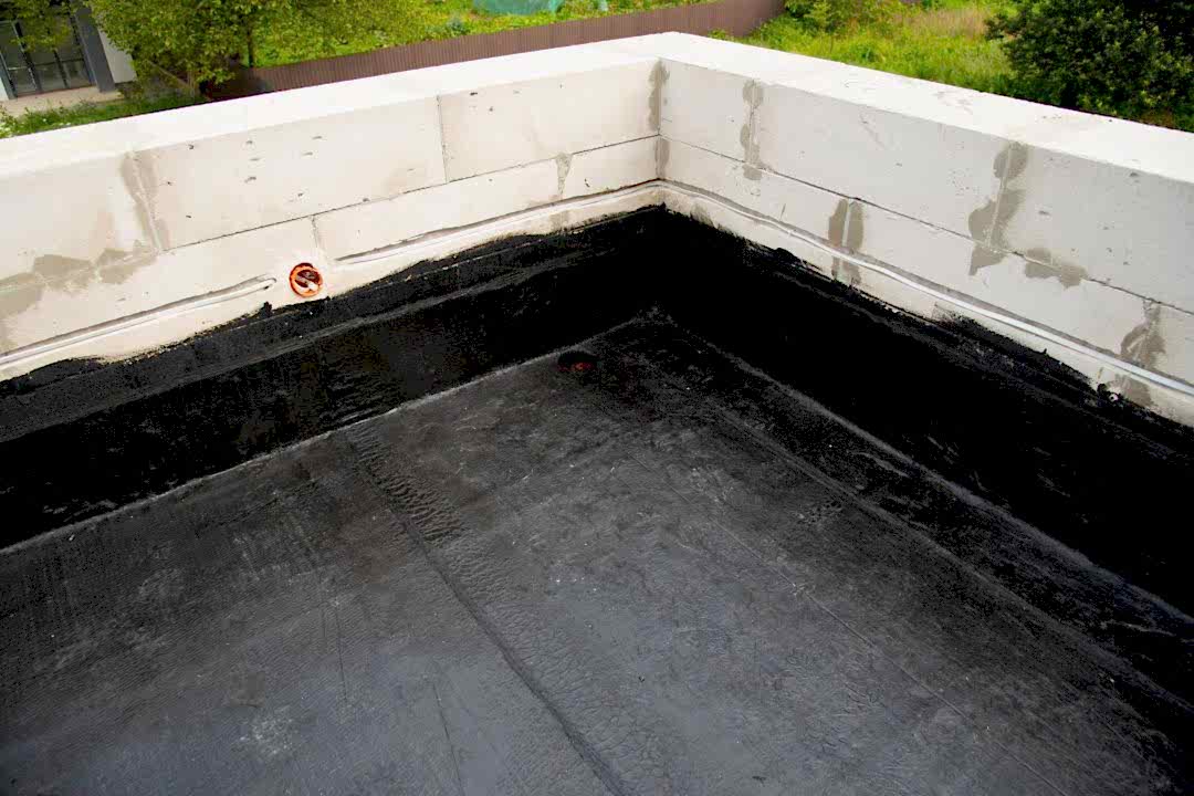Beton teras zemininde epoksi kaplama öncesi su yalıtımı hazırlık uygulaması