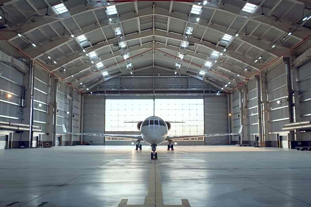 Hangar ortamında uygulanan endüstriyel zemin kaplama türlerini gösteren epoksi zeminli uçak hangarı