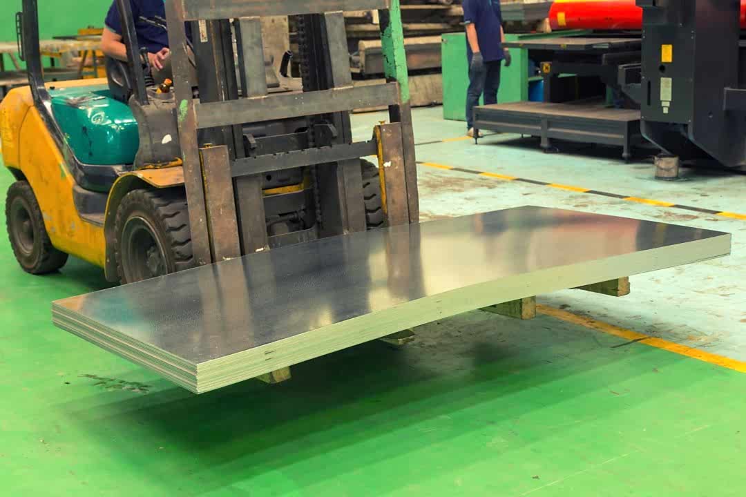 Fabrika ortamında forklift trafiğine uygun endüstriyel zemin kaplama seçimini gösteren üretim alanı