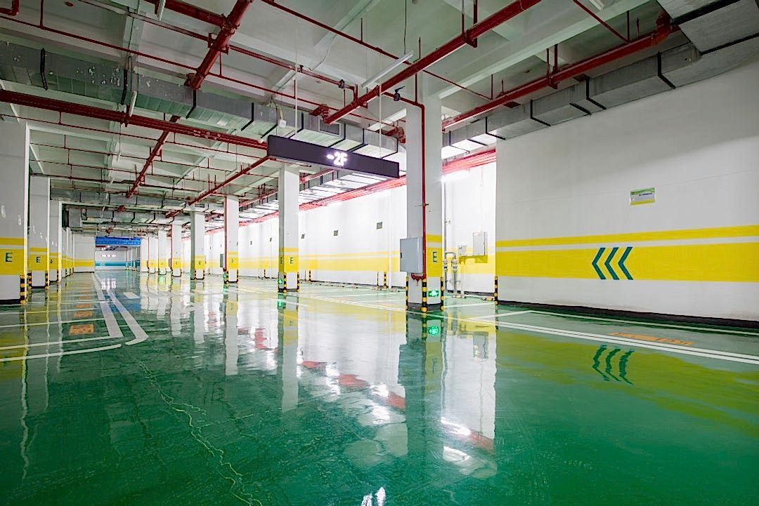 Kapalı otopark alanında kullanılan parlak ve dayanıklı epoksi zemin kaplama çeşidi