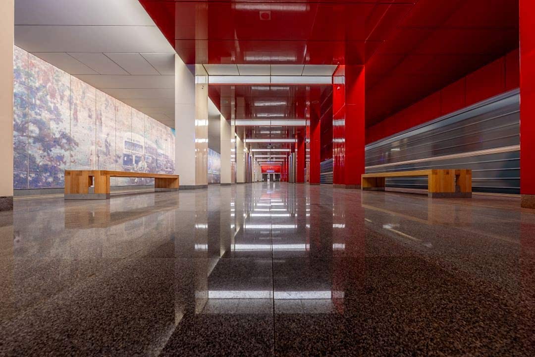 Metro istasyonu ve yoğun yaya trafiğine sahip alanlarda kullanılan parlak epoksi zemin kaplama